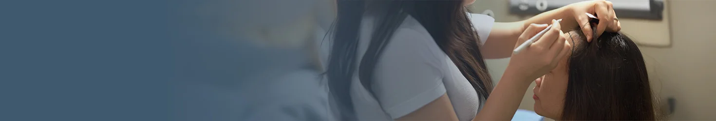 Si trajton një dermatolog ilaçet dhe procedurat për rënien e flokëve